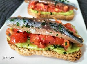 Foto principal de Tostada de sardina ahumada con guacamole y tomate