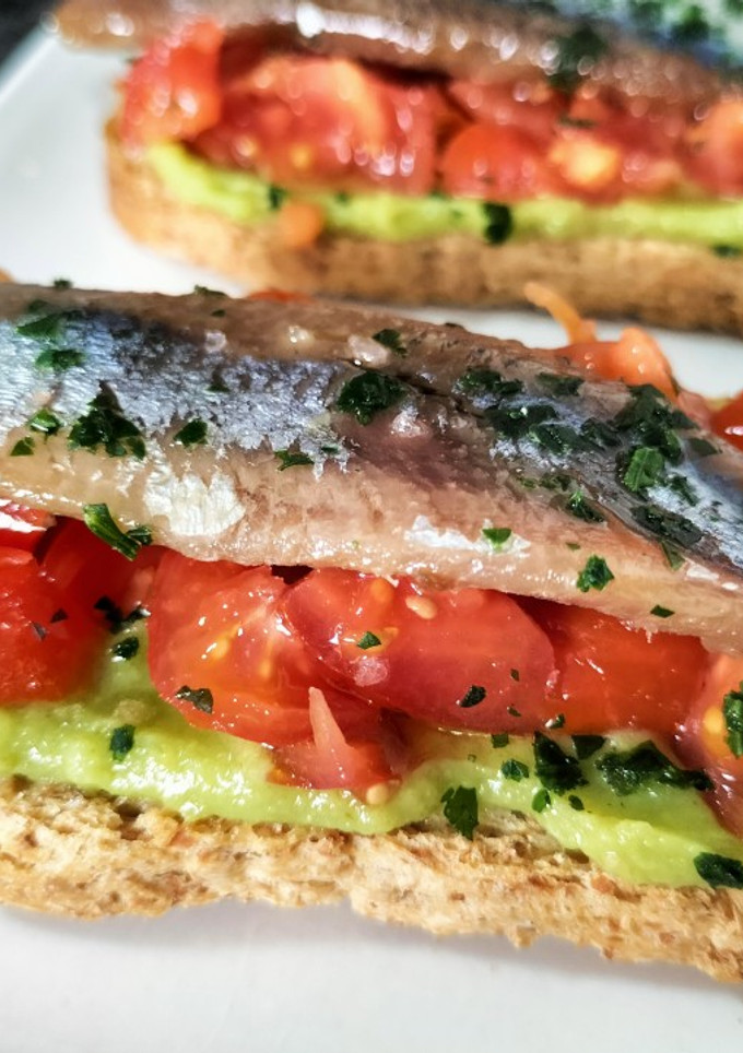 Una foto de Tostada de sardina ahumada con guacamole y tomate