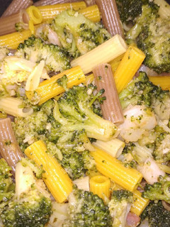 Una foto de Pasta con gambas y brócoli 🍝