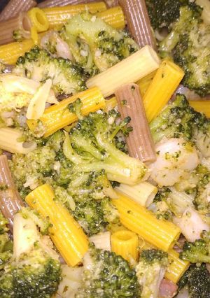 Una foto de Pasta con gambas y brócoli 🍝