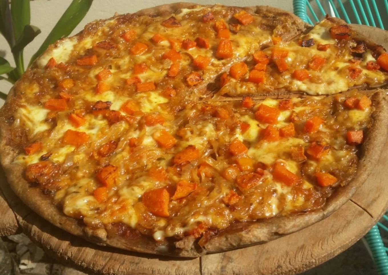 Pizza integral con cebolla caramelizada, calabaza asada y queso