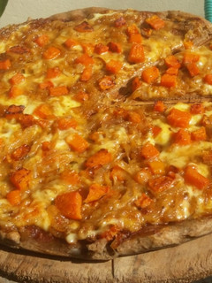 Una foto de Pizza integral con cebolla caramelizada, calabaza asada y queso