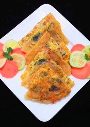 চিজ স্টাফড এগ পরোটা। রেসিপির প্রধান ছবি