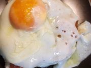 Una foto de palta y huevo queso crema