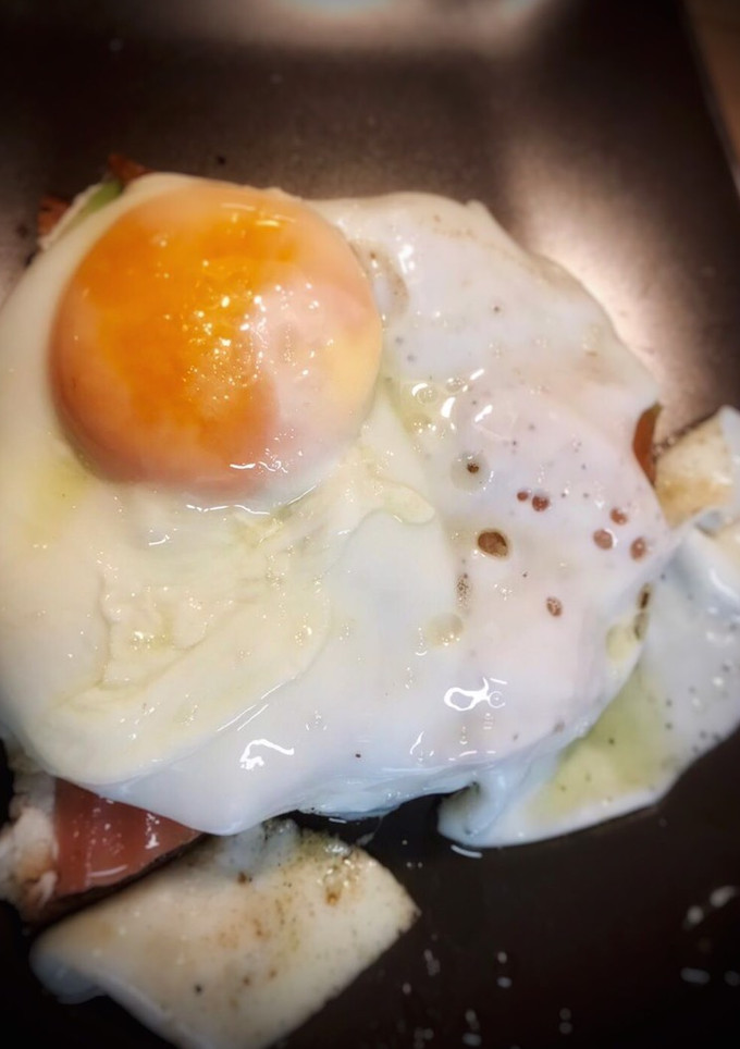 Una foto de Tosta de aguacate con salmón y huevo frito