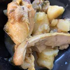 Una foto de Guiso de pollo al ajillo con patatas