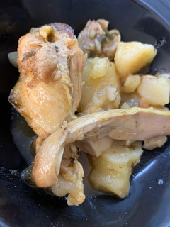 Una foto de Guiso de pollo al ajillo con patatas
