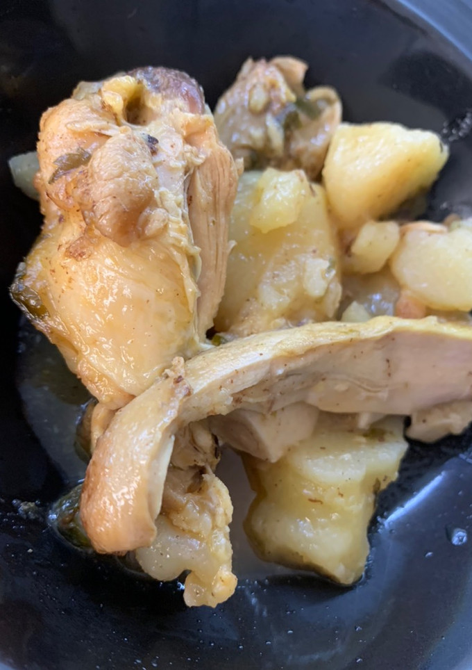 Una foto de Guiso de pollo al ajillo con patatas
