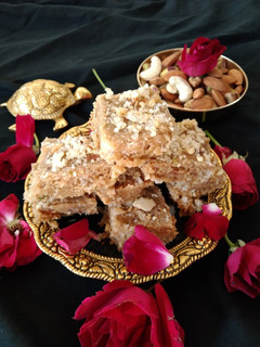 ગુંદર પાક (Gunder Paak Recipe In Gujarati) રેસીપી મુખ્ય ફોટો