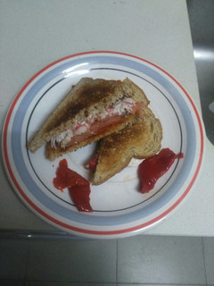 Una foto de Sándwich de salmón, piquillos y surimi