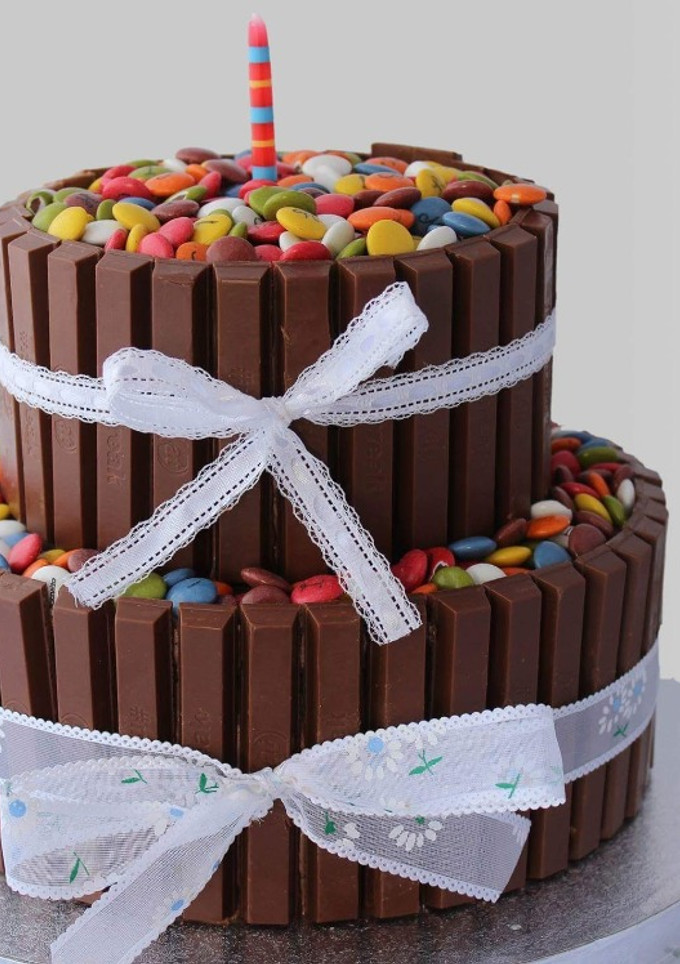 Una foto de Pastel Kit Kat de dos pisos (sabor menta-chocolate)