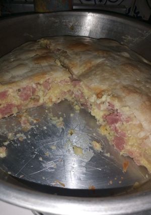 Una foto de Tarta de choclo, salchichas jamón y queso