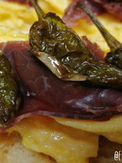Una foto de Tosta con francesa, cecina y pimientos de Padrón