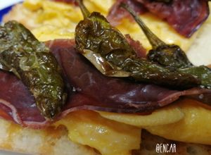 Foto principal de Tosta con francesa, cecina y pimientos de Padrón