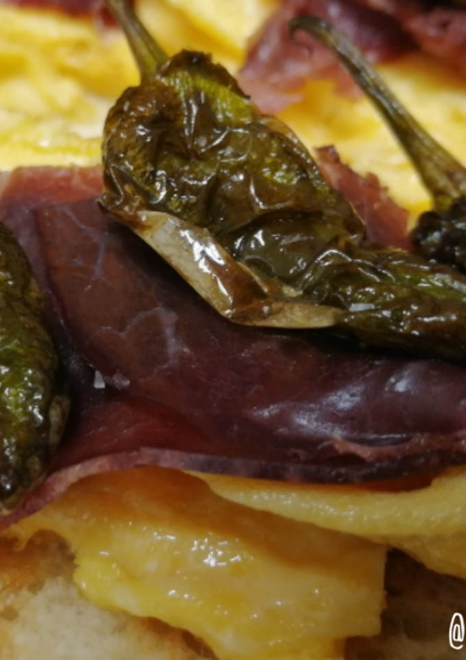 Una foto de Tosta con francesa, cecina y pimientos de Padrón