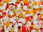 Una foto de ensalada de surimi