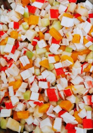 Una foto de Ensalada de surimi fresca y deliciosa