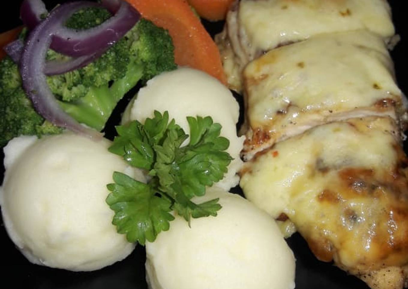 Pollo gratinado con vegetales salteados y puré