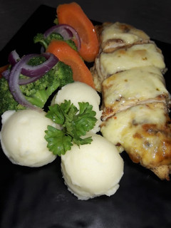 Una foto de Pollo gratinado con vegetales salteados y puré