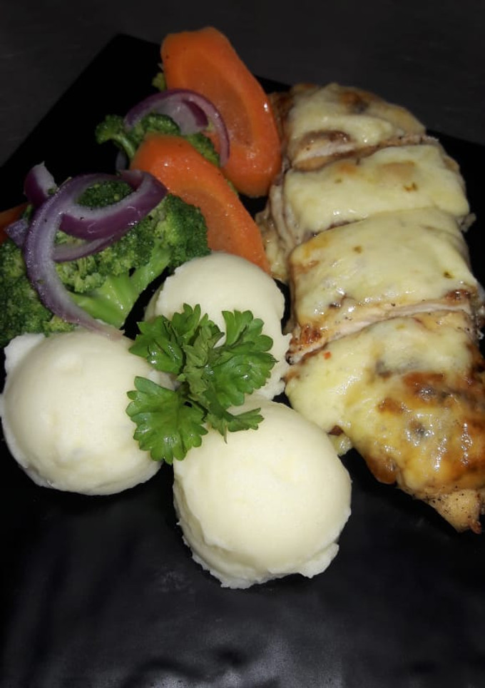 Una foto de Pollo gratinado con vegetales salteados y puré