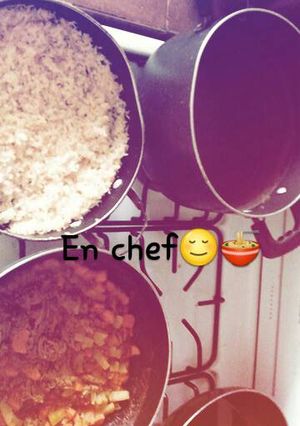 Una foto de Carne de res deshebrada en salsa de tomate y verduras