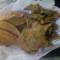 A picture of Aloo or palak pakora.