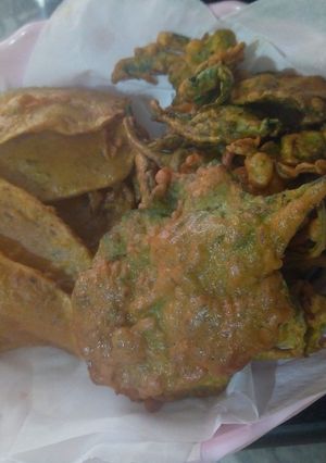 A picture of Aloo or palak pakora.