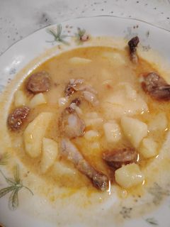 Una foto de Patatas con chorizo y muslitos de codorniz
