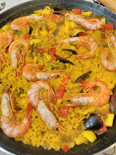 Una foto de Paella española
