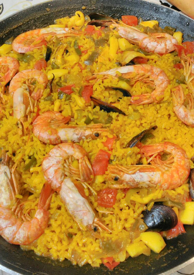 Una foto de Paella española