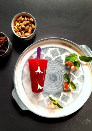 बीटरूट रोझ आईस पाॅप्स (Beetroot Rose Icepops Recipe in Marathi) रेसिपी चे मुख्य फोटो 