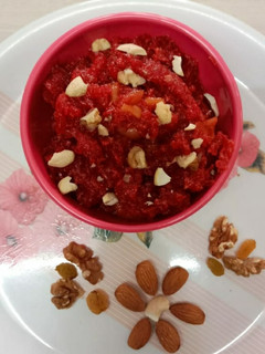 गाजराचा हलवा (gajaracha halwa recipe in marathi) रेसिपी चे मुख्य फोटो