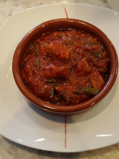 Una foto de Magra con tomate