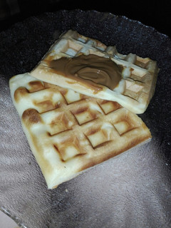 Una foto de Waffles con dulce de leche ❤😊