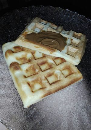 Una foto de Waffles con dulce de leche ❤😊