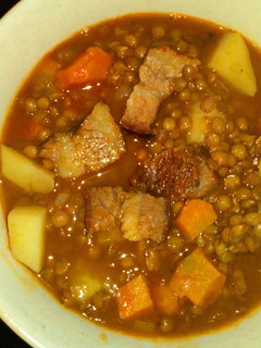 Una foto de Guiso de Lentejas simple de carne de asado