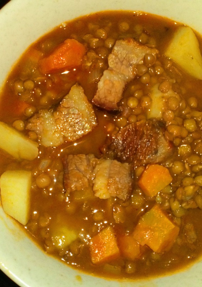 Una foto de Guiso de Lentejas simple de carne de asado