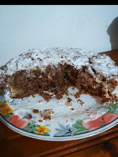 Una foto de Bizcocho (Sin Horno) casero marmoleado con merengue Italiano