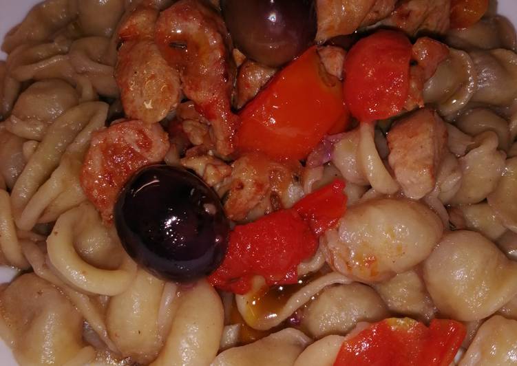 Orecchiette in crema di olive dolci, salsiccia e pomodorini