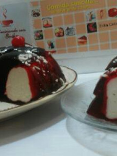Una foto de Gelatina de cereza rellena de mousse de coco