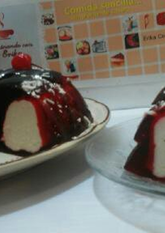 Una foto de Gelatina de cereza rellena de mousse de coco