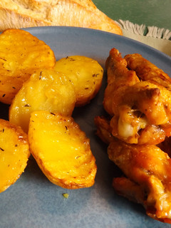 Una foto de Alitas de pollo con patatas al azafrán
