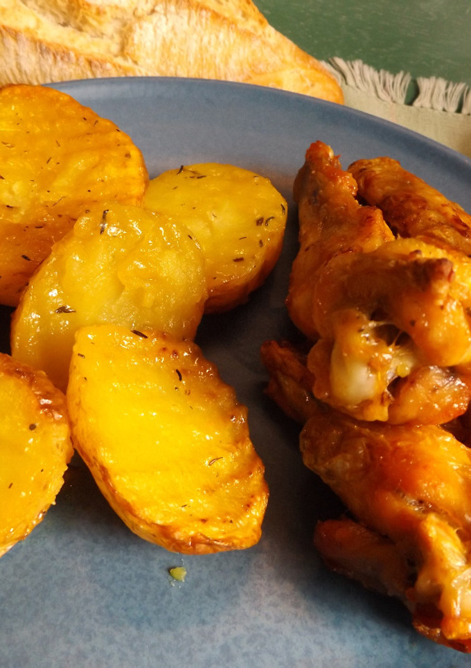 Una foto de Alitas de pollo con patatas al azafrán