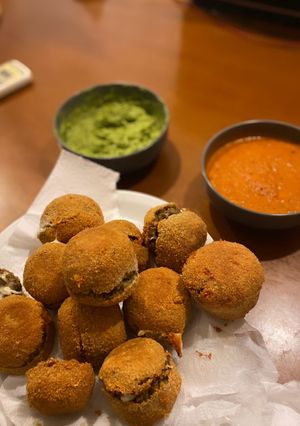 Una foto de Bombas de lentejas y arvejas rellenas de queso