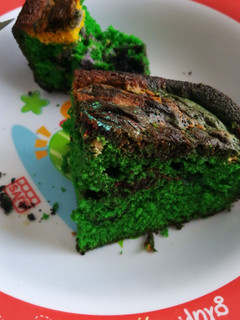 Una foto de Bizcocho esponjoso de yogurt (con colores)