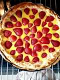 Crostata di sfoglia, fragole e crema pasticcera
