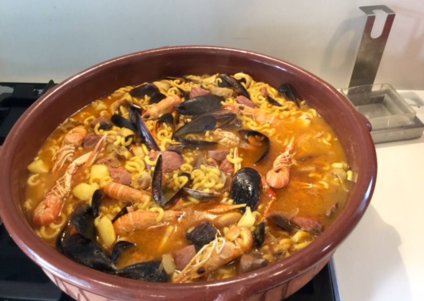 Fideúa en cazuela de barro