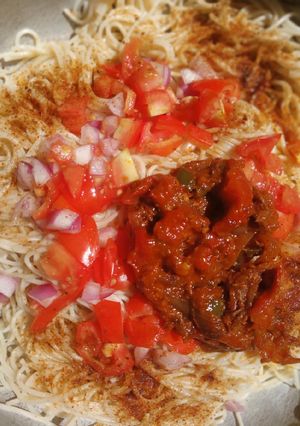 A picture of Spaghetti with palm oil.
