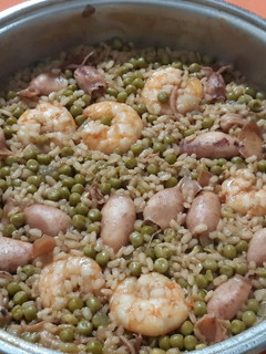 Una foto de Cazuela de arroz integral con voladores y langostinos