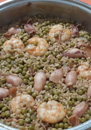 Una foto de Cazuela de arroz integral con voladores y langostinos